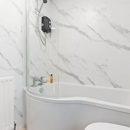 Spacious House - Sleeps Up To 9 - Long Welcome - Free Parking, Fast Wifi And Smart Tv By Yoko *