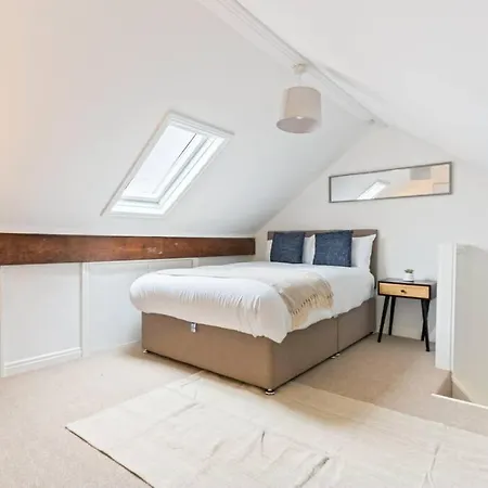 Дом отдыха Spacious House - Sleeps Up To 9 - Long Welcome - Free Parking, Fast Wifi And Smart Tv By Yoko *