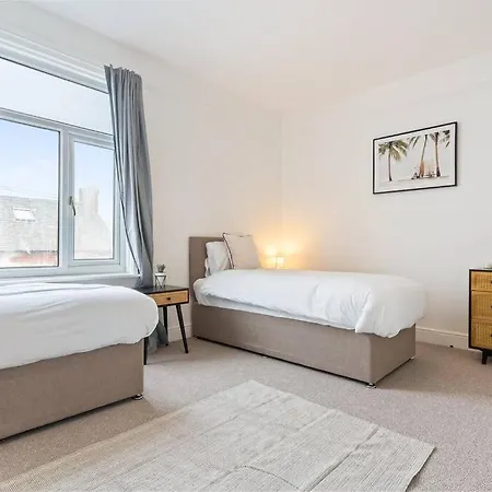 Spacious House - Sleeps Up To 9 - Long Welcome - Free Parking, Fast Wifi And Smart Tv By Yoko