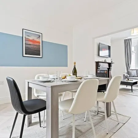 Spacious House - Sleeps Up To 9 - Long Welcome - Free Parking, Fast Wifi And Smart Tv By Yoko