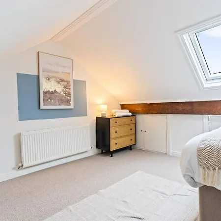 Дом отдыха Spacious House - Sleeps Up To 9 - Long Welcome - Free Parking, Fast Wifi And Smart Tv By Yoko Brotton
