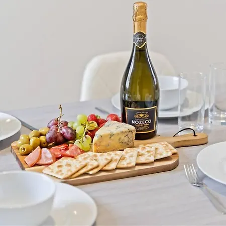 Spacious House - Sleeps Up To 9 - Long Welcome - Free Parking, Fast Wifi And Smart Tv By Yoko Brotton