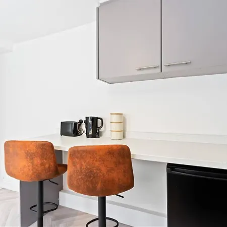 Spacious House - Sleeps Up To 9 - Long Welcome - Free Parking, Fast Wifi And Smart Tv By Yoko