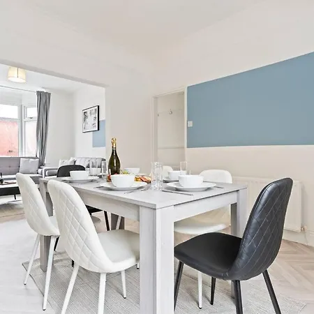Spacious House - Sleeps Up To 9 - Long Welcome - Free Parking, Fast Wifi And Smart Tv By Yoko *
