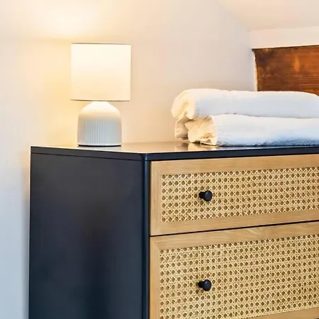 Spacious House - Sleeps Up To 9 - Long Welcome - Free Parking, Fast Wifi And Smart Tv By Yoko Brotton