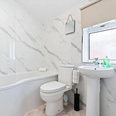 度假居 Spacious House - Sleeps Up To 9 - Long Welcome - Free Parking, Fast Wifi And Smart Tv By Yoko *