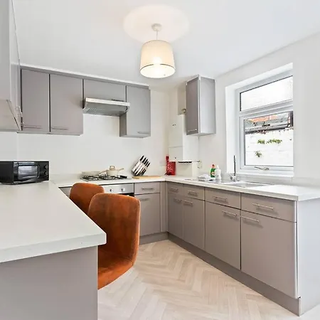 Spacious House - Sleeps Up To 9 - Long Welcome - Free Parking, Fast Wifi And Smart Tv By Yoko *