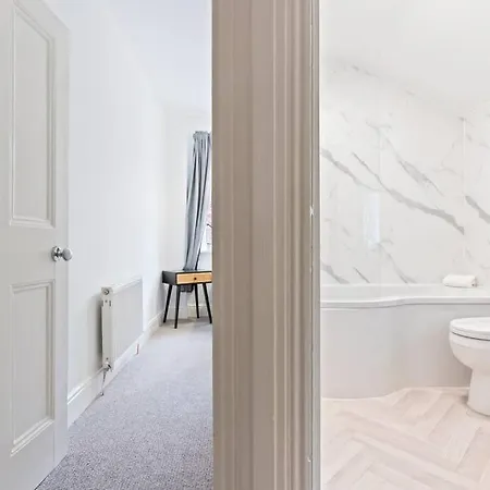 Spacious House - Sleeps Up To 9 - Long Welcome - Free Parking, Fast Wifi And Smart Tv By Yoko * Brotton