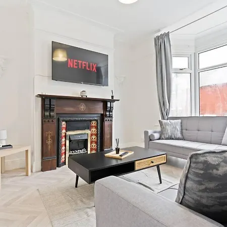 Spacious House - Sleeps Up To 9 - Long Welcome - Free Parking, Fast Wifi And Smart Tv By Yoko Brotton